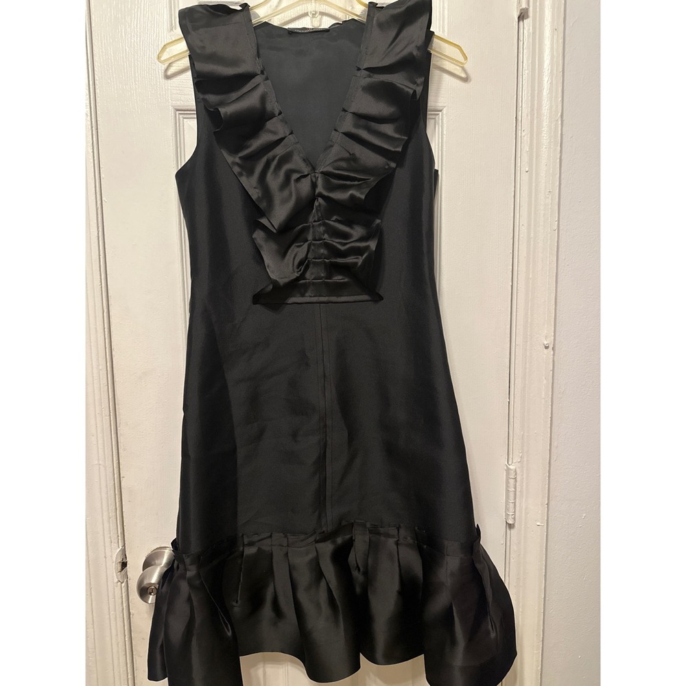 Carolina Herrera, Black Silk Ruffle Dress, Side Zip, Fully Lined, Size 6